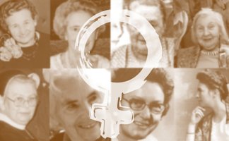 Eine Collage aus historischen Porträts verschiedener Frauen ist in warmen Sepiatönen dargestellt. Die Gesichter stammen aus unterschiedlichen Zeiten und zeigen Frauen unterschiedlichen Alters. In der Mitte liegt ein großes, weißes feministisches Symbol (Kreis mit Kreuz), das die Bildkomposition überlagert. Die Darstellung verbindet Geschichte und das Thema Frauen.