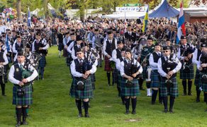 Das Bild zeigt die Pipe and Drum Bands, die am Highland Gathering in Peine teilenehmen und zusammen musizieren. 
