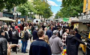 Das Bild zeigt viele Menschen in der Innenstadt von Peine beim Foodtruck Festival.