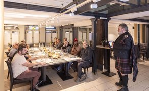 Geführtes Whisky Tasting im Schwan Peine, bei dem ein Experte die Teilnehmenden mit spannenden Geschichten und Verkostungswissen durch den Abend begleitet. In geselliger Runde wird die Whiskyverkostung in Peine zum genussvollen Event mit besonderer Atmosphäre.