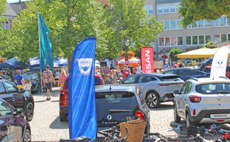 Das Bild zeigt viele Autos, die beim BRAWO Mobility Spring, auf dem Historischen Marktplatz in Peine ausgestellt werden. 