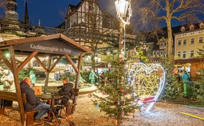 Das Bild zeigt den stimmungsvoll beleuchteten Brunnen auf dem Historischen Marktplatz in Peine zur Weihnachtszeit.