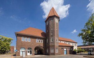 Das Bild zeigt ein Gebäude, das für die Stahlindustrie in Peine maßgeblich ist und sich in der Peiner Südstadt befindet. 
