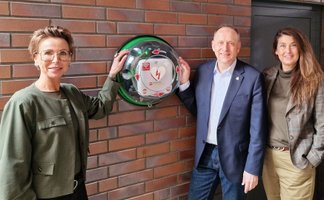 Von links nach rechts: Nela Bode-Beck (Geschäftsführerin des ASB Kreisverbandes Peine), Klaus Saemann (Bürgermeister und Aufsichtsratsvorsitzender Peine Marketing) und Anja Barlen-Herbig (Geschäftsführerin Peine Marketing) zeigen den lebensrettenden Defibrillator im Hof der Geschäftsstelle von Peine Marketing. 