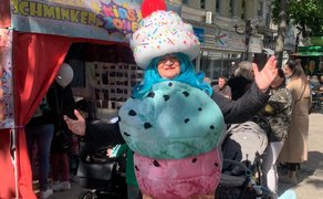 Das Bild zeigt eine Frau, die als lebensgroße Eiskugel verkleidet ist. 