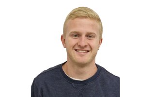 Das Bild zeigt unseren dualen Studenten in der Kommunikation Yannick Herrmann. 