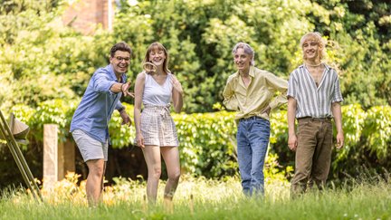 Das Bild zeigt eine Gruppe junger Menschen, die im Burgpark Peine ein Spiel spielen. 