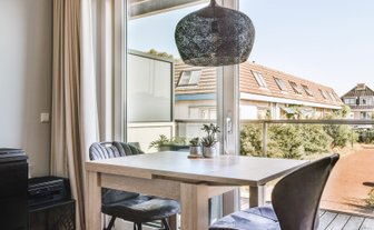 Helle, modern eingerichtete Ferienwohnung in Peine mit Esstisch, Balkon und Blick ins Grüne – ideale Unterkunft für Urlaub oder Geschäftsreise in Peine.