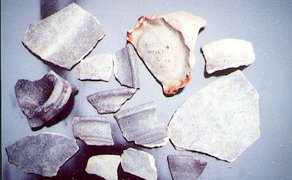 Fundstücke aus vergangenen Zeiten im historischen Schwan Peine zeigen ausgewählte Objekte und Materialien, die Einblicke in die Nutzungsgeschichte des Gebäudes und den Alltag früherer Epochen geben. Die Exponate dokumentieren bauliche Entwicklungen, frühere Funktionen sowie kulturelle und gesellschaftliche Aspekte des Ortes.