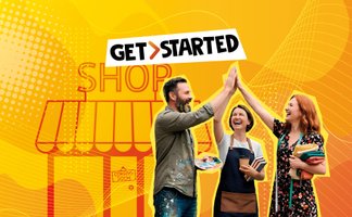 Grafik zum Förderprojekt „GetStarted“: Vor einem stilisierten Laden stehen drei fröhliche Menschen und geben sich ein High-Five. Im Hintergrund leuchtet ein orange-gelbes Design mit dem Schriftzug „GET STARTED“ und einem skizzierten Geschäft. Die Szene symbolisiert Gründung, Zusammenarbeit und neue Ideen für die Innenstadt.