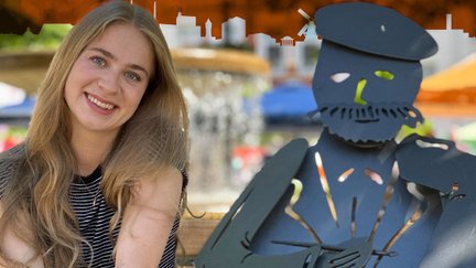 Podcast-Cover „Peine was geht?“ mit junger Frau auf einer Bank neben einer Metallfigur, Thema Lifestyle, Menschen und Orte in Peine.