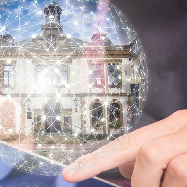 Symbolmotiv zur Zukunftswerkstatt Innenstadt Peine mit digital vernetztem alten Rathaus, das für Strategie, Innovation und die digitale Weiterentwicklung der Innenstadt steht.