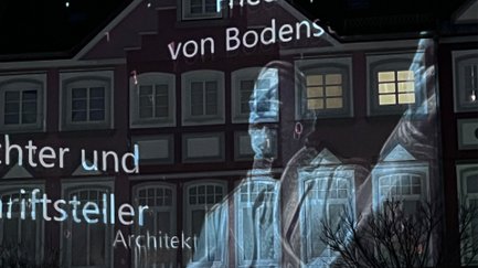 Das Bild zeigt eine Momentaufnahme von einer Videoprojektion auf dem Historischen Marktplatz in Peine. 