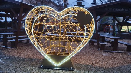 Das Bild zeigt die XXL-Lichtskulptur in Peine, genauer das Herz.