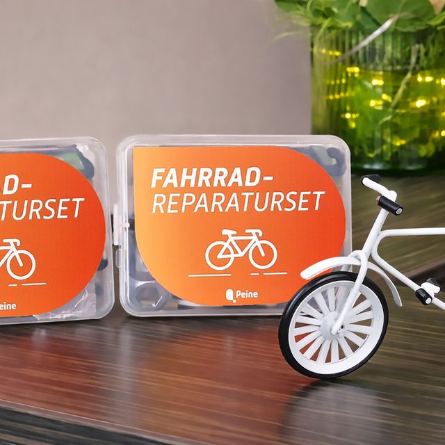 Fahrrad-Reparaturset aus Peine mit Pannenset und Fahrrad-Miniatur – praktisches Zubehör für Fahrradtouren rund um Peine.