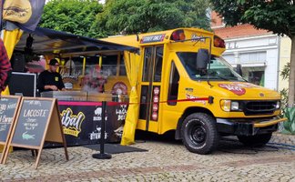 Das Bild zeigt einen gelben Foodtruck beim Foodtruck Festival in Peine. 