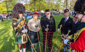 Das Bild zeigt die Pipe and Drum Bands, die am Highland Gathering in Peine teilenehmen und zusammen musizieren. 