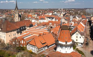 Das Bild zeigt eine Luftaufnahme von der Innenstadt von Peine. 
