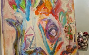 Abstraktes Gemälde mit bunten, wirbelnden Pinselstrichen und angedeuteten Formen auf Leinwand.