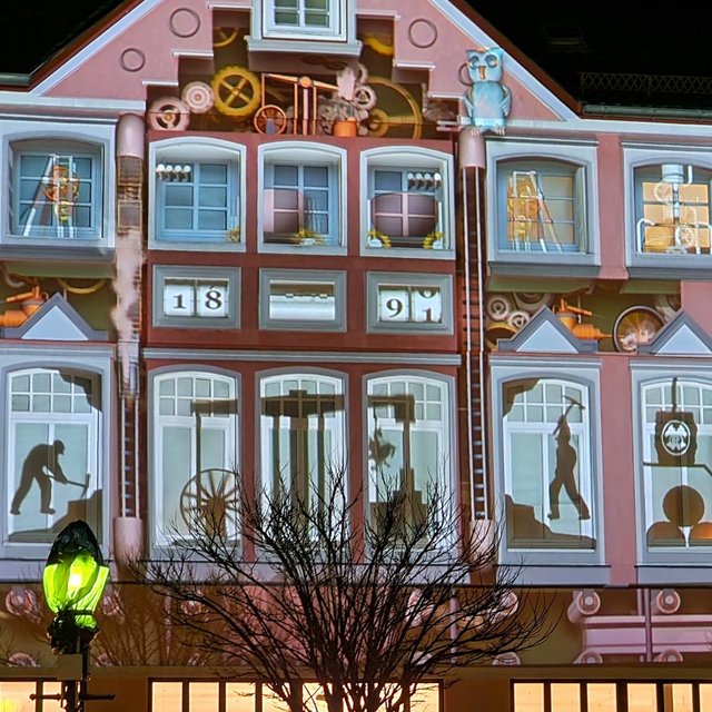 Videomapping-Projektion auf historischer Hausfassade in der Peiner Innenstadt mit animierten Motiven und Lichtkunst bei Nacht.