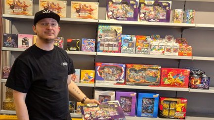 Mann in einem Anime- und Trading-Card-Shop vor Regalen mit Pokémon-, Manga- und Sammelkartenprodukten in der Peiner Innenstadt.