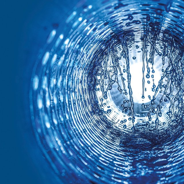 Blick in das Innere eines zylindrischen Doppelwandfilters mit Wassertröpfchen
