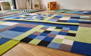 Design- und Kunstausstellung im Rahmen der Kunst- und Kulturmeile in Peine mit modernen Teppicharbeiten, geometrischen Mustern und zeitgenössischer Gestaltung im Innenraum