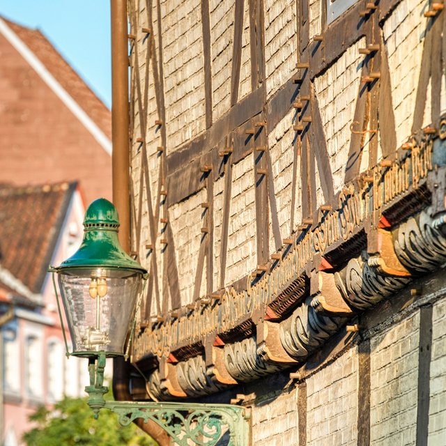 Das Bild zeigt eine historische Häuserzeile in der Peiner Innenstadt.