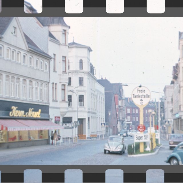 Das Bild zeigt einen Straßenzug in Peine in den 1960er Jahren. 