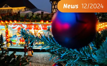 Das Bild zeigt das beleuchtete Kinderkarussel auf dem Weihnachtsmarkt in Peine. 