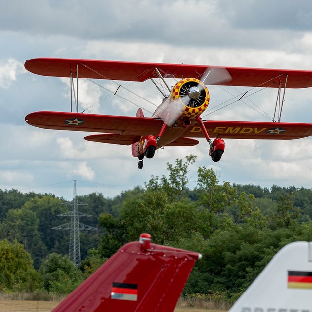 Das Bild zeigt ein historisches Flugzeug am Flugtag auf der Glindbruchkippe in Vöhrum.