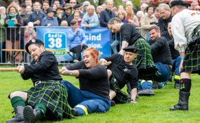 Das Bild zeigt die Highland Games beim Highland Gathering in Peine und zeigt eine Tauziehensituation. 