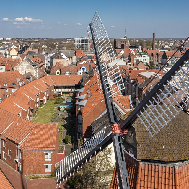 Blick über die Dächer von Peine mit Töpfers Mühle und historischer Altstadt – Wahrzeichen und Stadtpanorama im Peiner Land.