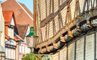 Das Bild zeigt eine historische Häuserzeile in der Peiner Innenstadt.