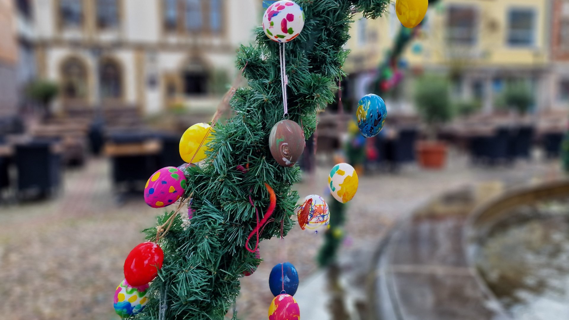 Das Bild zeigt einige Ostereier am Osterbrunnen auf dem Historischen Marktplatz in Peine. 