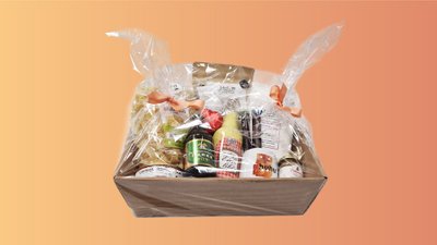 Das Bild zeigt einen Präsentkorb, der mit Produkten aus Peine gefüllt ist. 