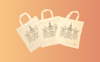 Drei naturfarbene Baumwolltaschen mit filigraner Illustration des Historischen Rathauses Peine als nachhaltige Souvenir- und Einkaufstaschen.