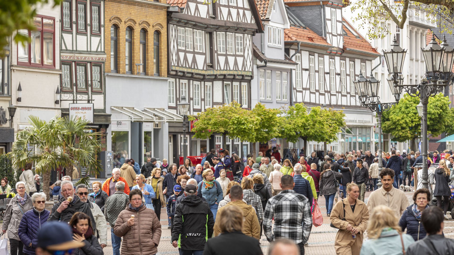 Das Bild zeigt Passanten beim Einkaufen in der Fußgängerzone in Peine.