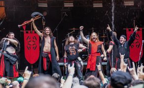 Besucher feiern ausgelassen das Konzert beim Winterzauber in Peine und jubeln der Band vor der Bühne im Burgpark zu.
