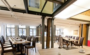 Moderner Tagungs- und Konferenzraum in Peine mit langen Tischen, bequemen Stühlen und Präsentationstechnik; ideal für Meetings, Seminare und Business-Events.