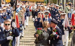 Das Bild zeigt die Teilnehmer des Peiner Freischießen beim Umzug. 