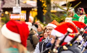 Das Bild zeigt Dudelsackspieler in weihnachtlicher Verkleidung auf dem Historischen Marktplatz in Peine. 