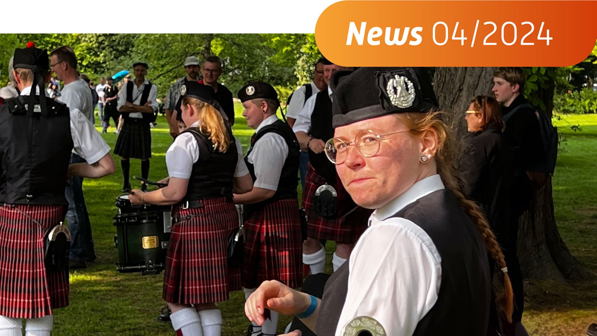 Das Bild zeigt eine Frau in schottischer Kleidung, die am Highland Gathering in Peine teilnimmt. 