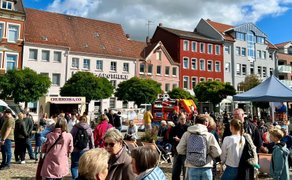 Das Bild zeigt viele Menschen in der Innenstadt von Peine beim Foodtruck Festival.