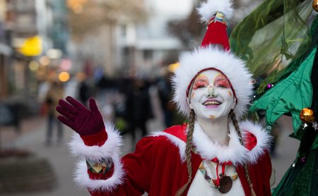 Das Bild zeigt einen freundlich, winkenden Wichtel als Walkact in der Weihnachtsstadt Peine.