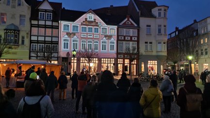 Das Bild zeigt eine Momentaufnahme von einer Videoprojektion auf dem Historischen Marktplatz in Peine. 