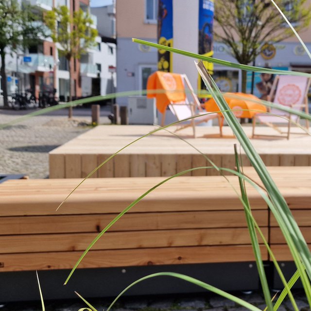 Das Bild zeigt die OpenStage mit Stadtoase auf dem Historischen Marktplatz in Peine