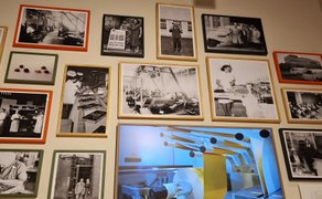 Das Bild zeigt eine Bilderwand im Schokoladenhaus Rauch in Peine. 