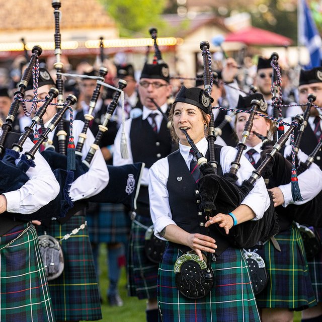 Pipe Band in traditionellen Kilts spielt Dudelsäcke beim Highland Gathering im Peiner Stadtpark vor Publikum