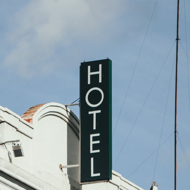 Das Bild zeigt ein Haus, an dem der Schriftzug Hotel zu lesen ist.